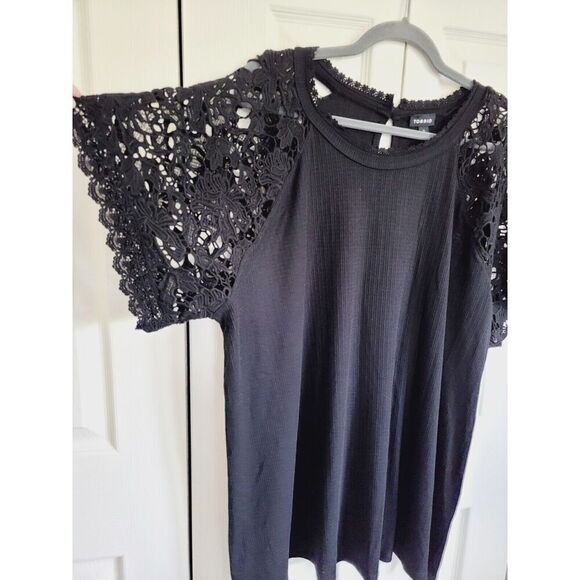 Torrid 3 Top Black Lace Short Wide Sleeves Keyhole Back Round Neck 3X Stretch - Picture 3 of 8